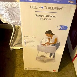Delta Children Sweet Slumber Bassinet